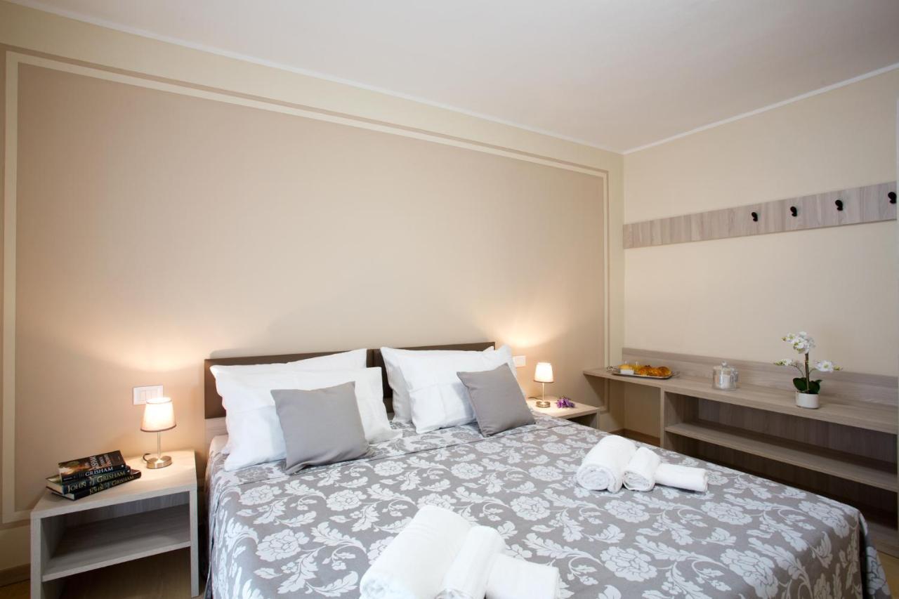 Sala Comacina Residence Apartment 5 - Sleeps Up To 10 By Italian Apartments Bagian luar foto